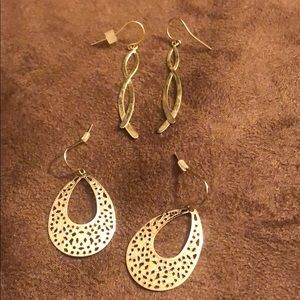 🍀 4 for $15! Set of two cute gold dangly earrings